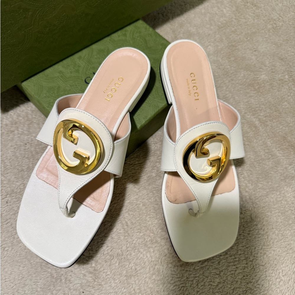 Gucci White Leather Sandal Thongs with Gold Interlocking G